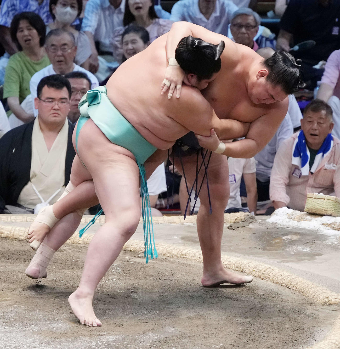 24年7月25日　豊昇龍（右）は琴桜を首投げで破る（撮影・小沢裕）