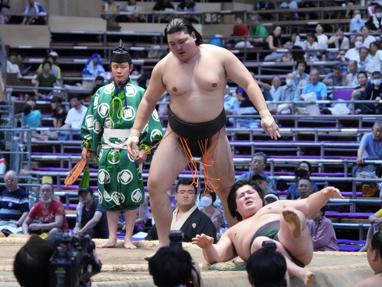 伊波は時天嵐（下）を上手投げで破り三段目優勝を決める（撮影・小沢裕）