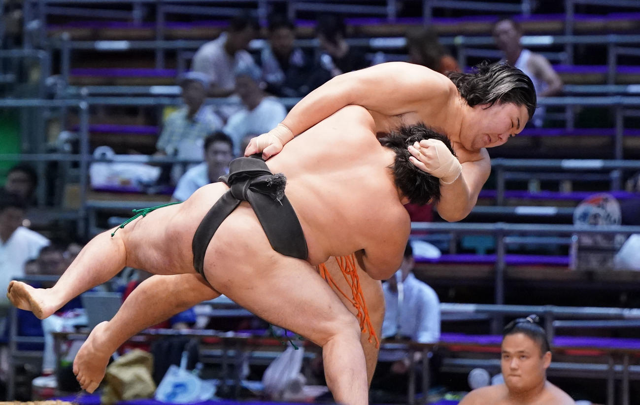 伊波（右）が時天嵐を攻める（撮影・森本幸一）