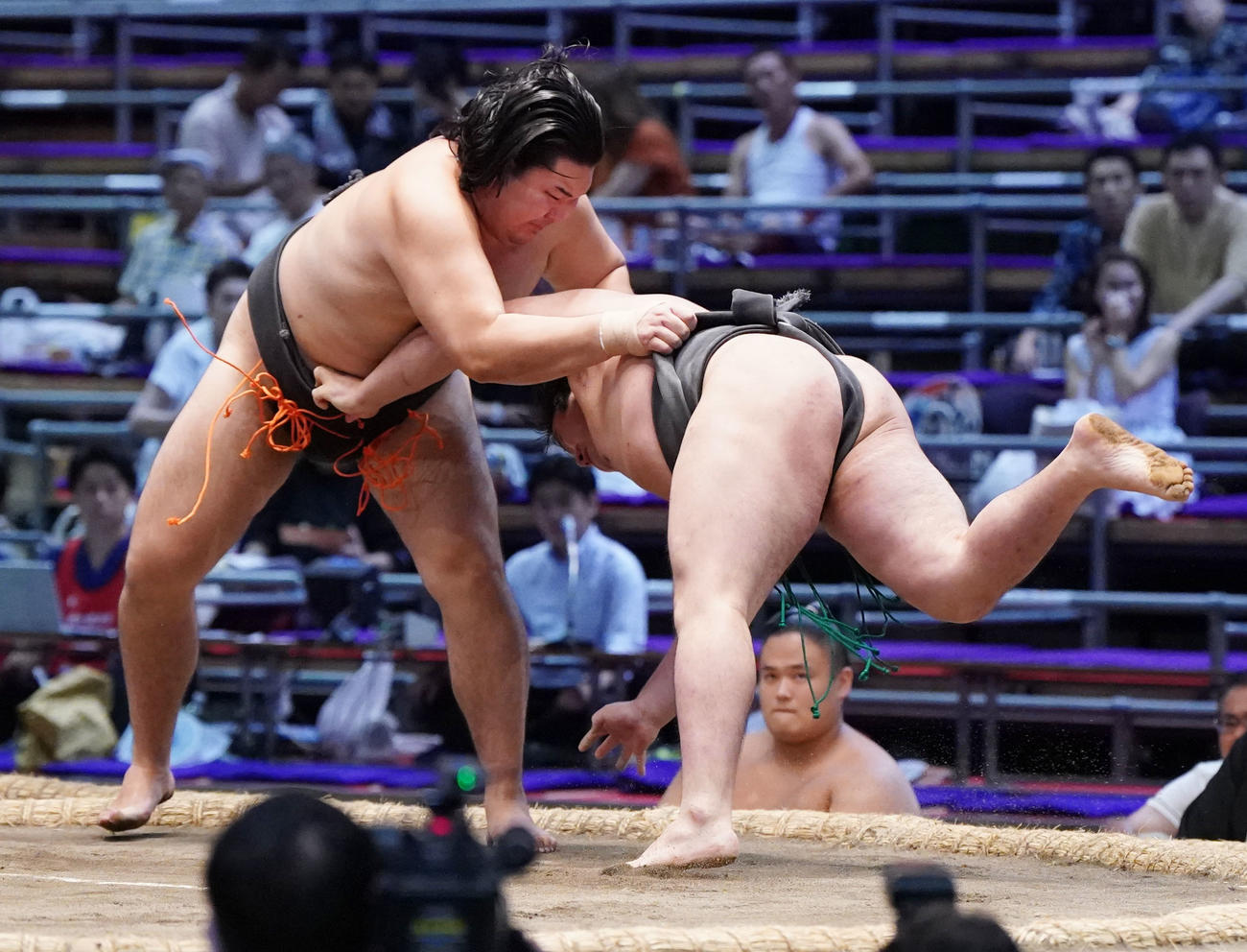 伊波（左）が時天嵐を上手投げで破る（撮影・森本幸一）