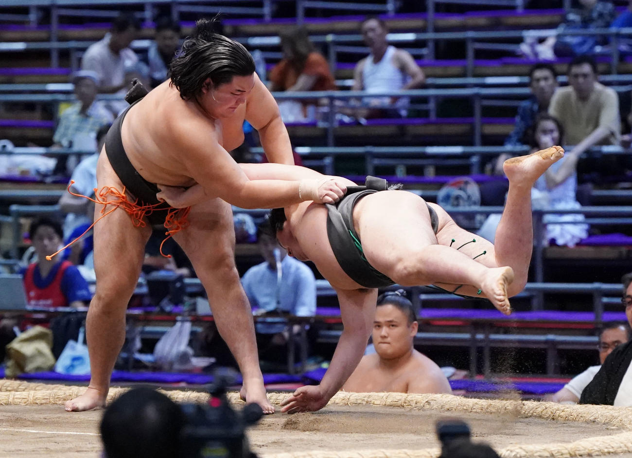 伊波（左）が時天嵐を上手投げで破る（撮影・森本幸一）