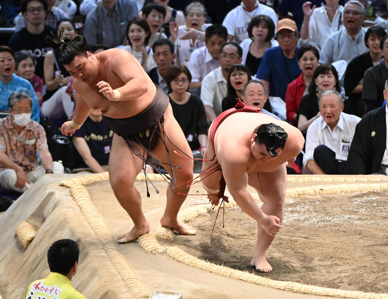 隆の勝（右）が霧島を押し出しで破る（撮影・森本幸一）
