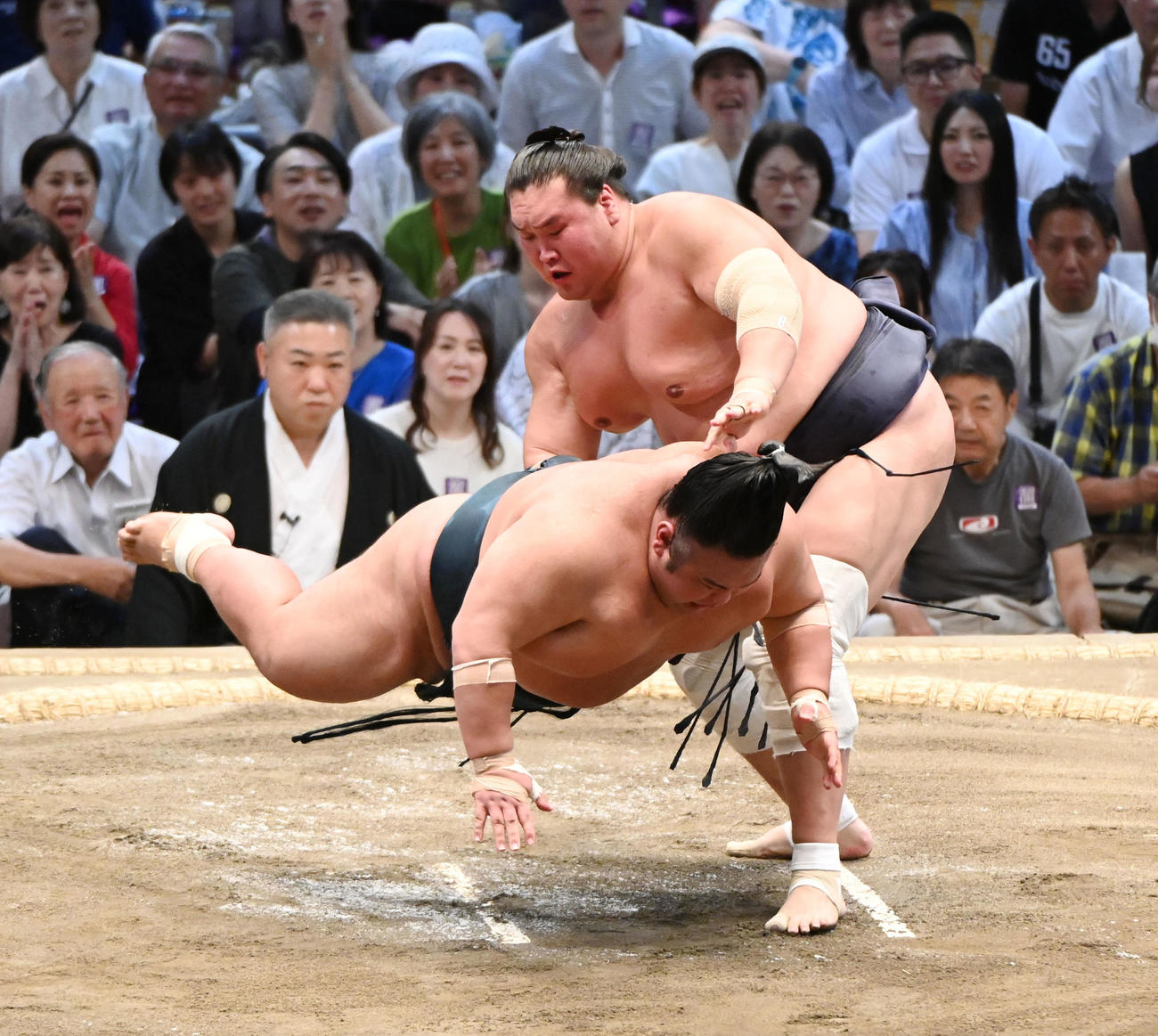 照ノ富士（右）が貴景勝をはたき込みで破る（撮影・森本幸一）