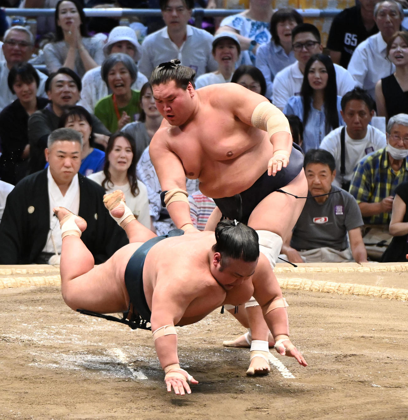 照ノ富士（右）が貴景勝をはたき込みで破る（撮影・森本幸一）