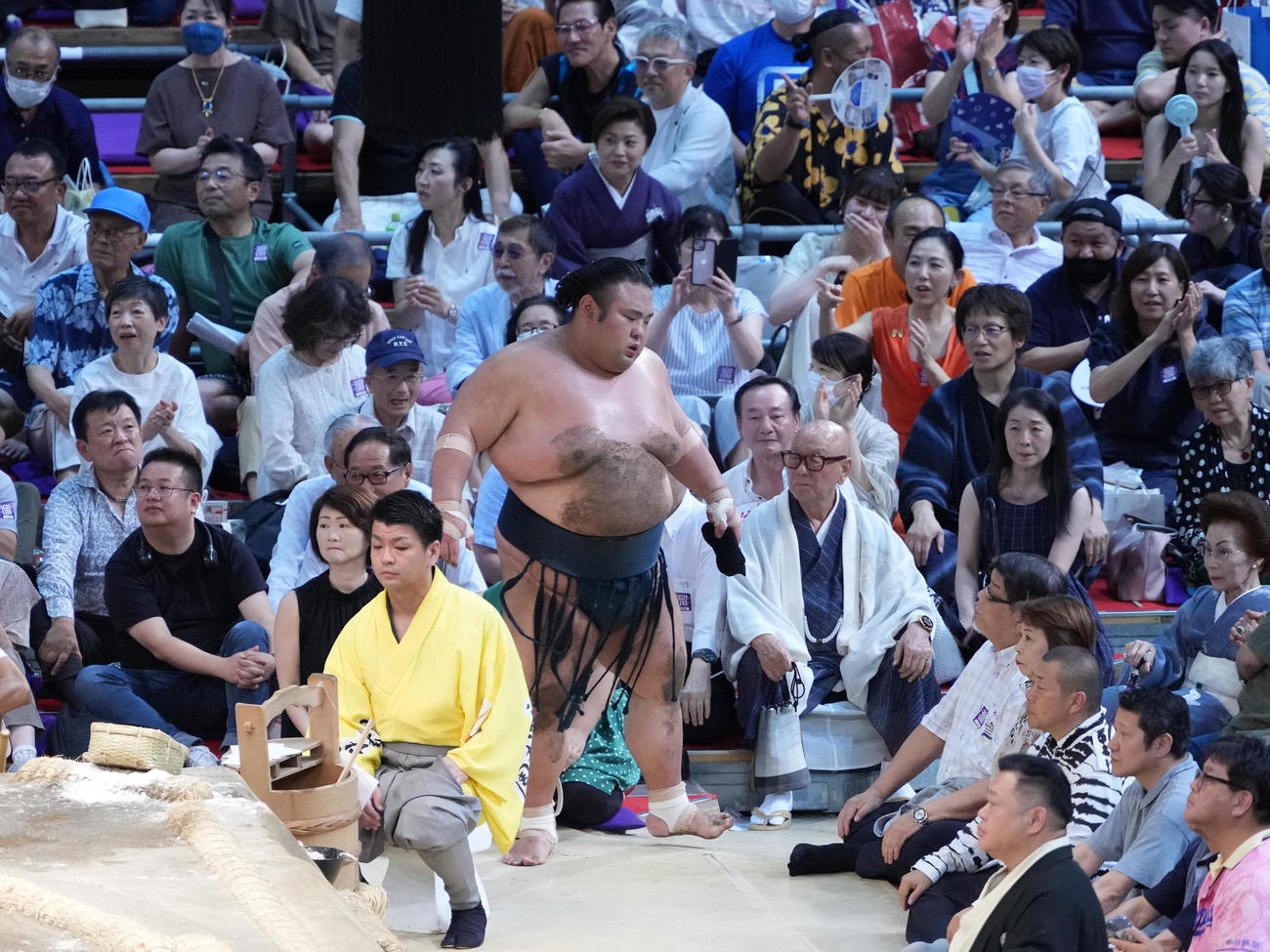 大関陥落が決まり花道を引き揚げる貴景勝（撮影・小沢裕）