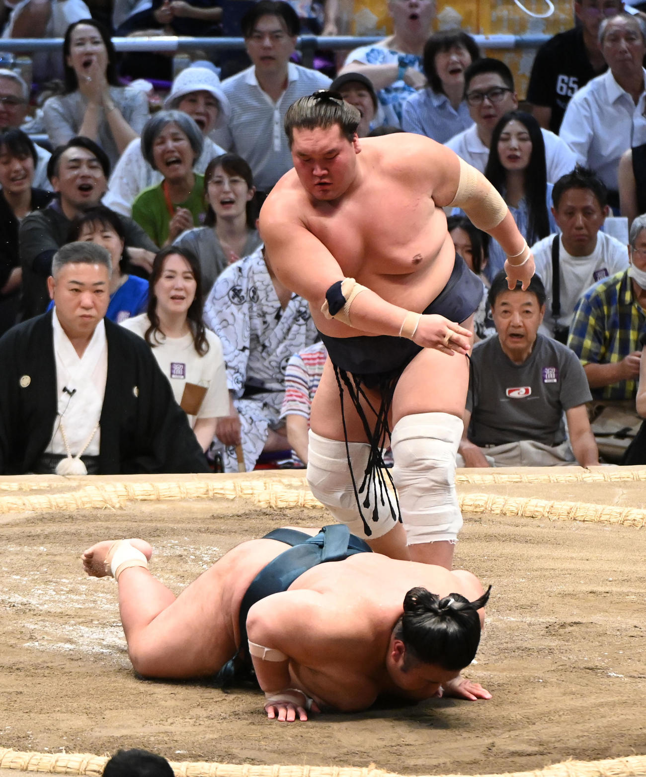 照ノ富士（奥）が貴景勝をはたき込みで破る（撮影・森本幸一）