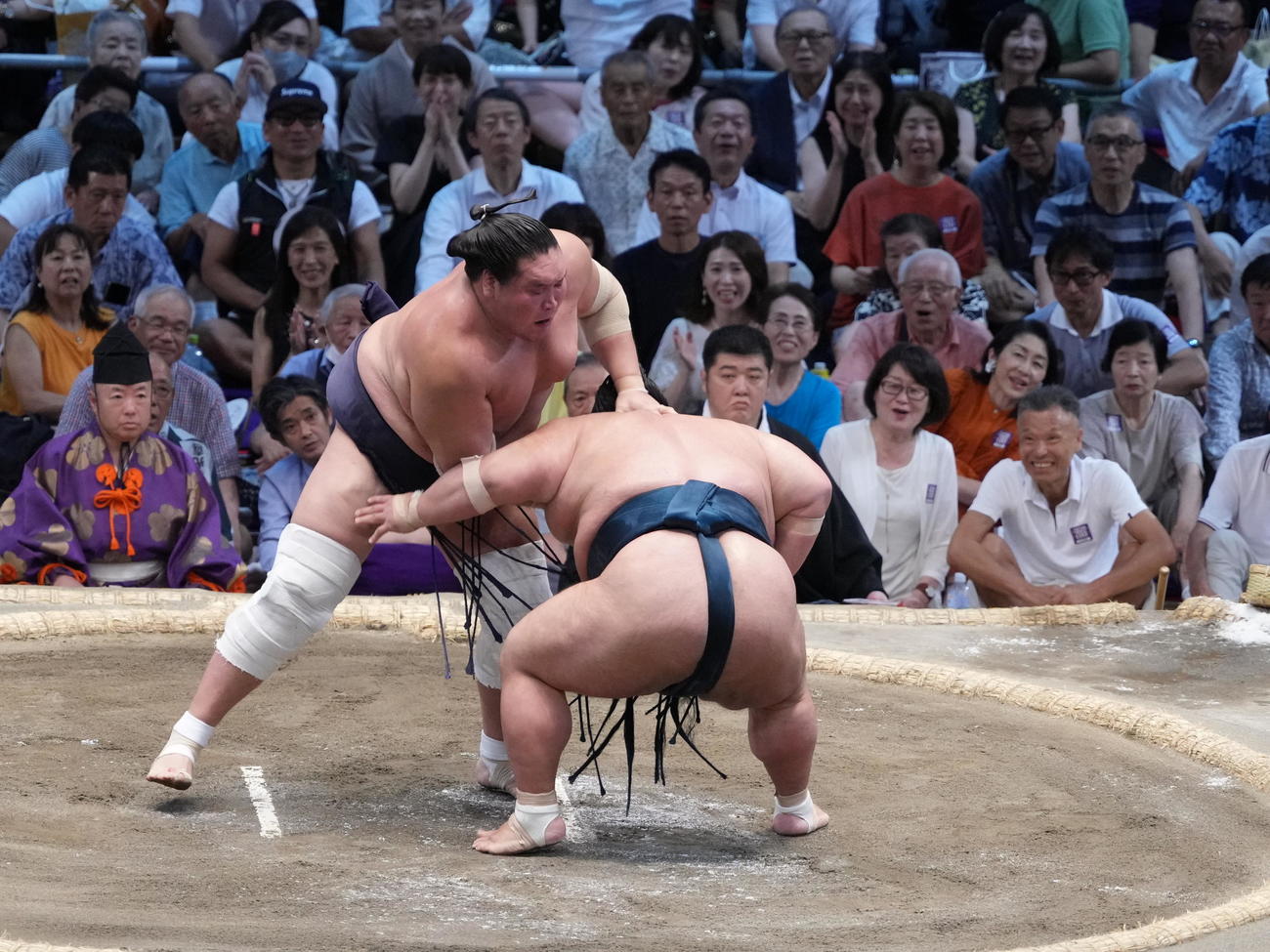 照ノ富士（左）は貴景勝をはたき込みで破る（撮影・小沢裕）