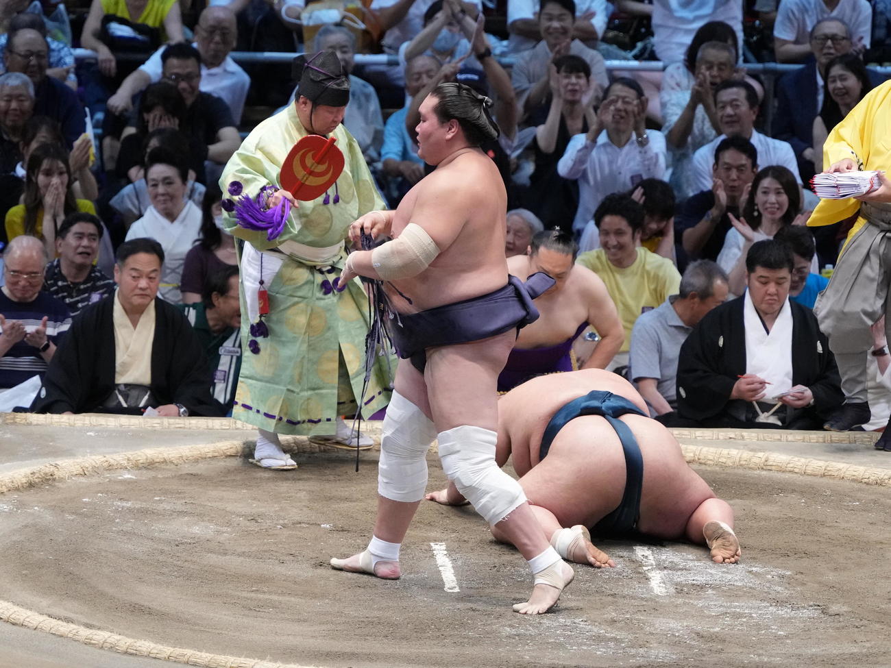 照ノ富士（左）は貴景勝をはたき込みで破る（撮影・小沢裕）