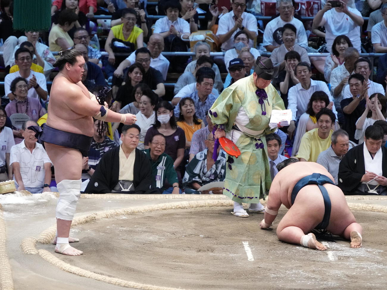 照ノ富士（左）は貴景勝をはたき込みで破る（撮影・小沢裕）