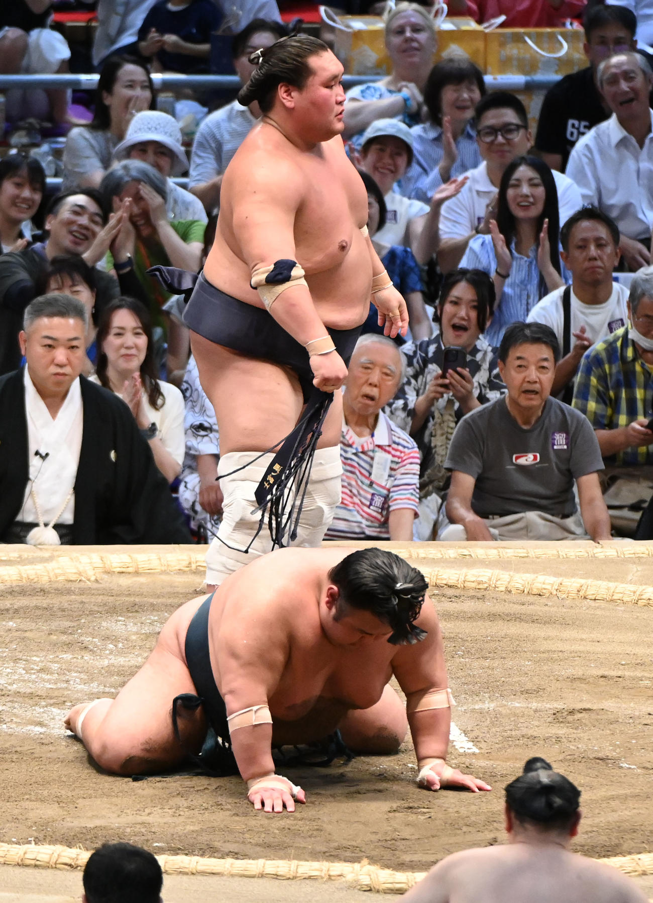 照ノ富士（奥）が貴景勝をはたき込みで破る（撮影・森本幸一）