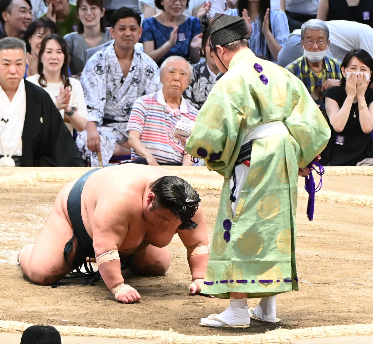 照ノ富士に敗れ土俵にひれ伏しこぶしを握る貴景勝（左）（撮影・森本幸一）