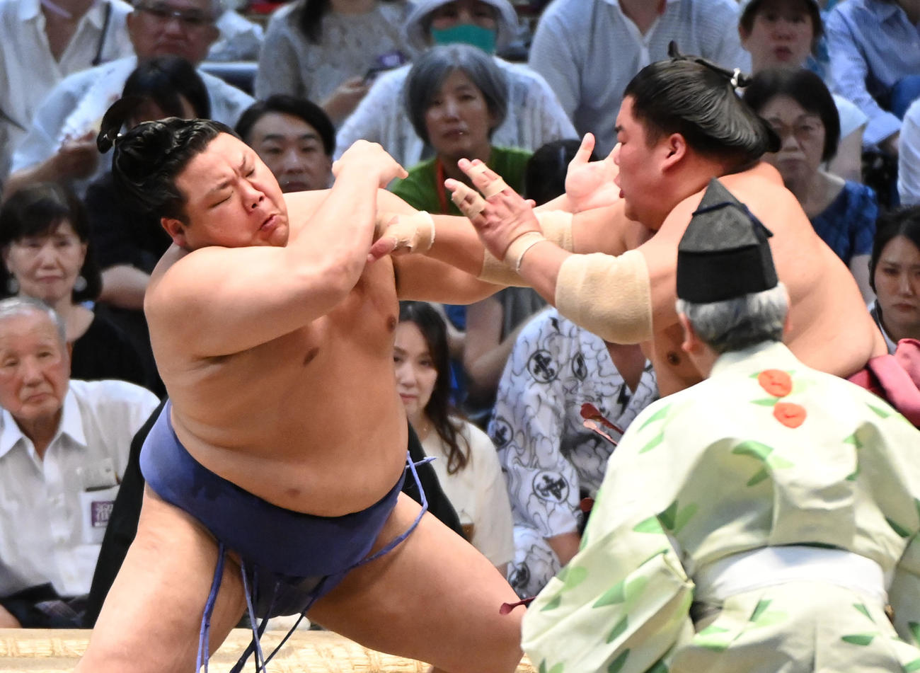 美ノ海（左）が大栄翔を攻める（撮影・森本幸一）