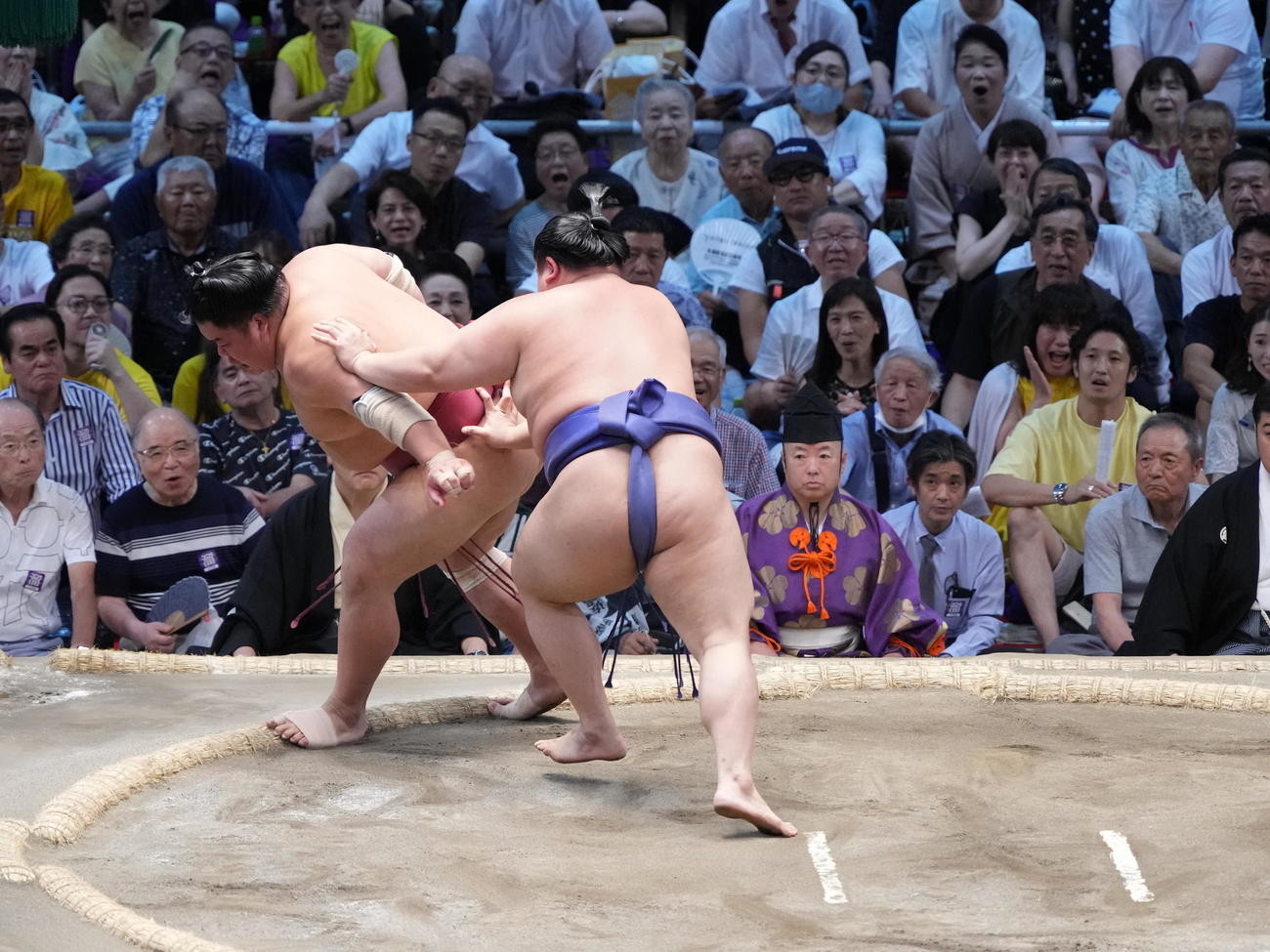 美ノ海（右）は大栄翔を送り出しで破る（撮影・小沢裕）