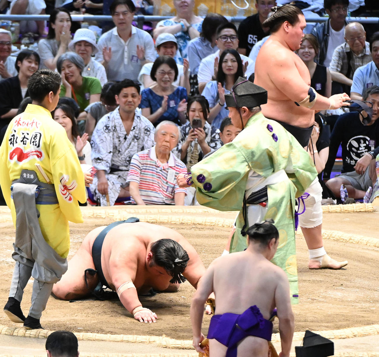 照ノ富士に敗れ土俵にひれ伏す貴景勝（左から2人目）（撮影・森本幸一）