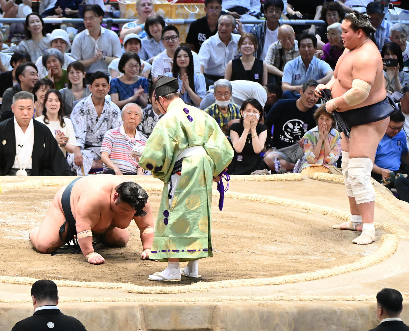 照ノ富士に敗れ土俵にひれ伏しこぶしを握る貴景勝（左）（撮影・森本幸一）