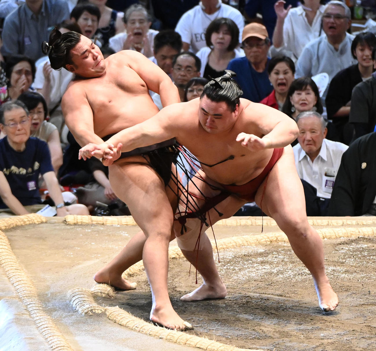 隆の勝（右）が霧島を押し出しで破る（撮影・森本幸一）