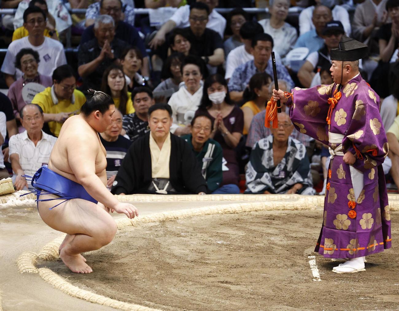 豊昇龍の休場で不戦勝となり、勝ち名乗りを受ける大の里（共同）