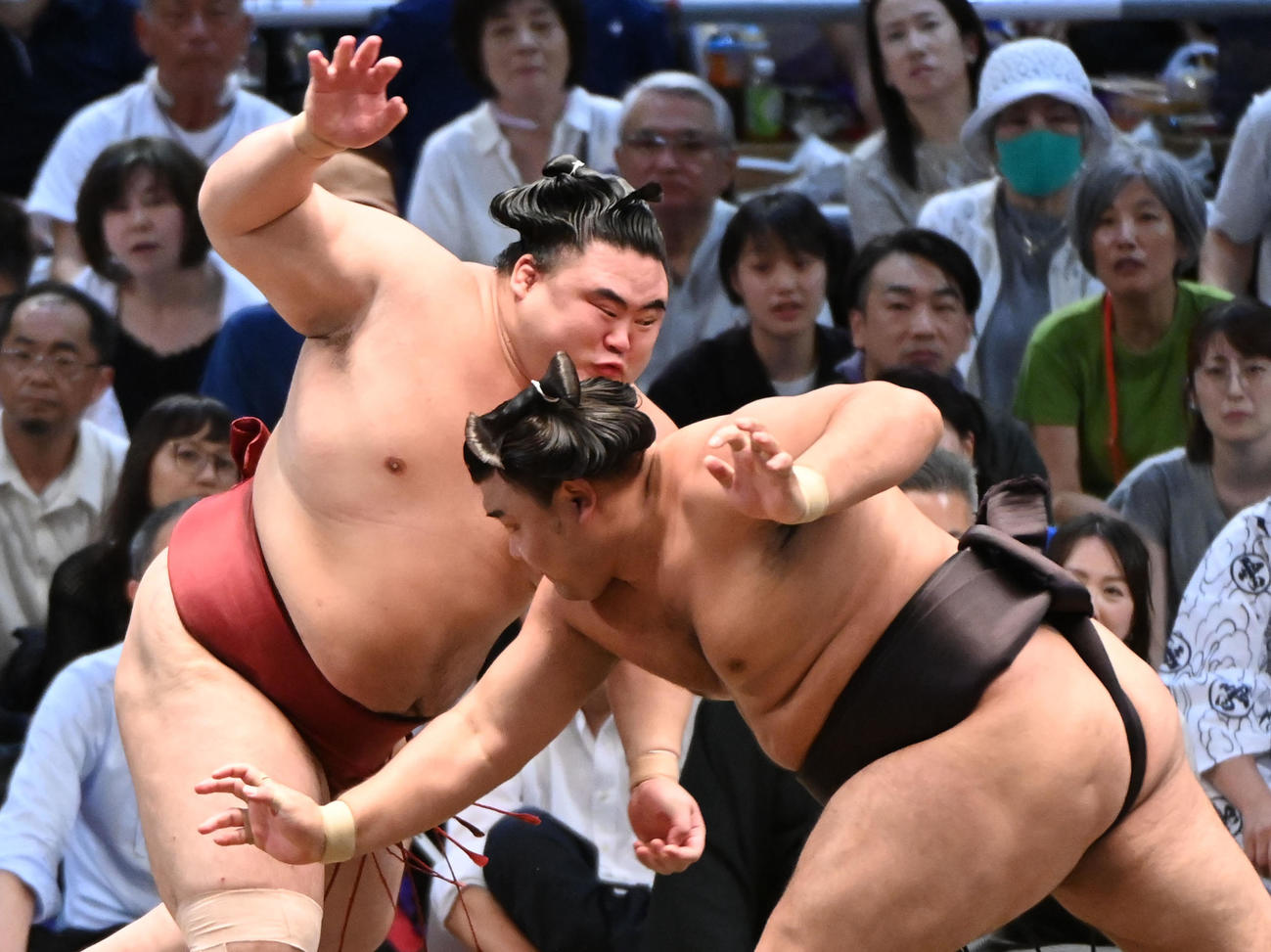 隆の勝（左）が霧島を攻める（撮影・森本幸一）