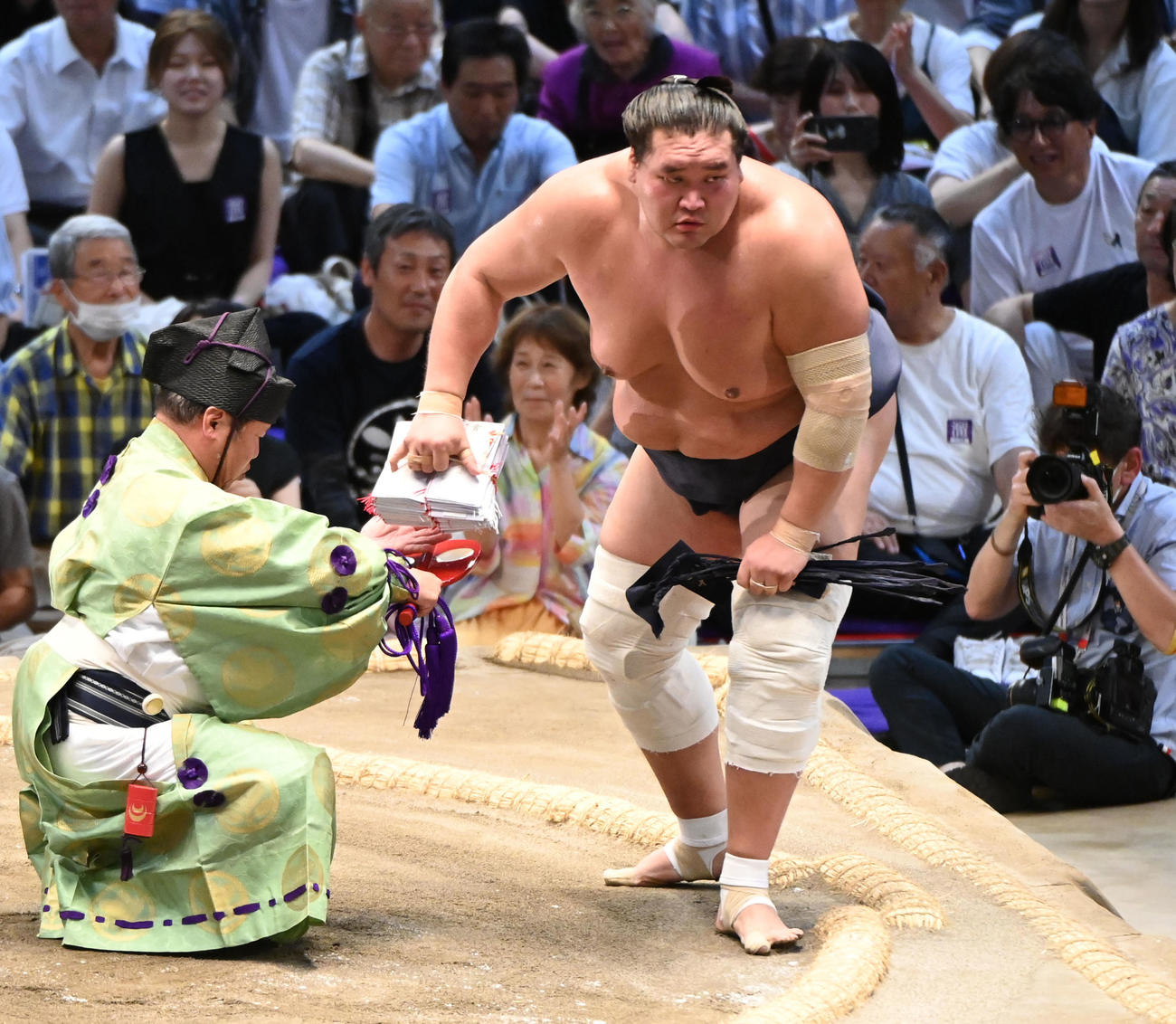 貴景勝に勝利し懸賞を手にする照ノ富士（撮影・森本幸一）