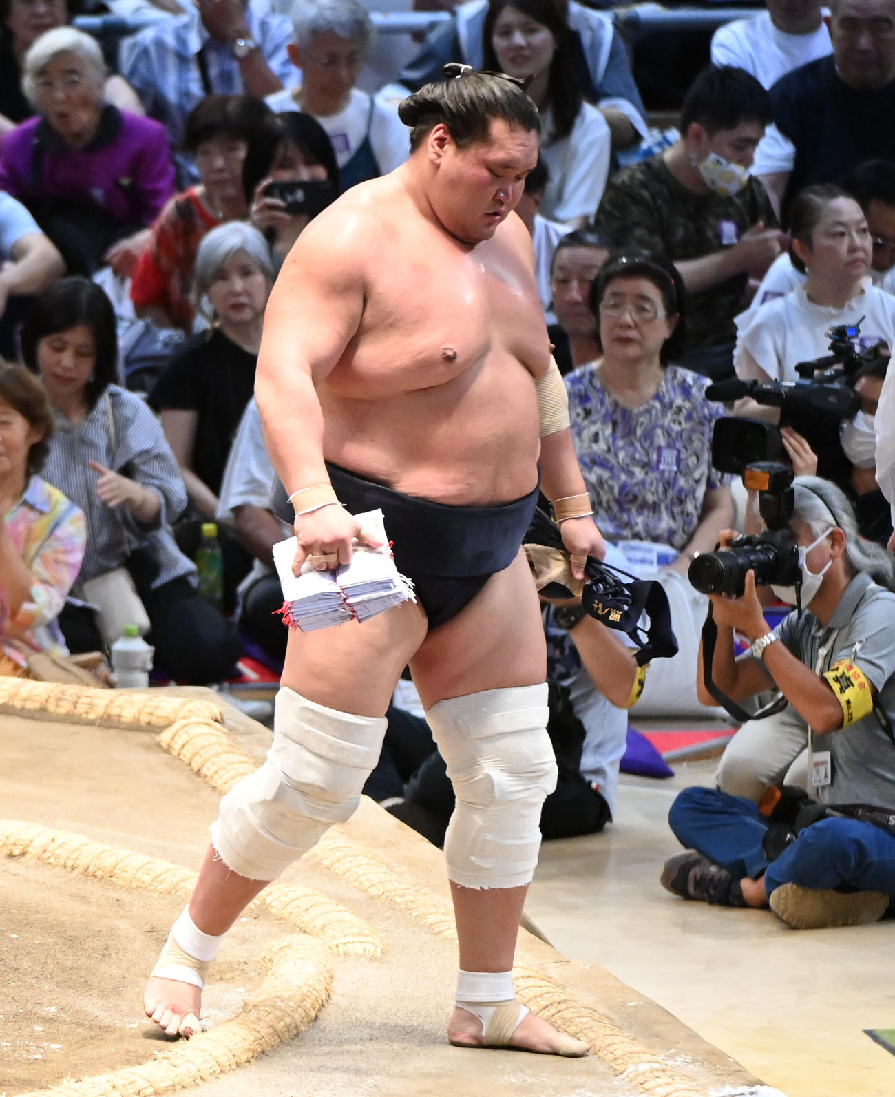 貴景勝に勝利し懸賞を手に土俵を降りる照ノ富士（撮影・森本幸一）