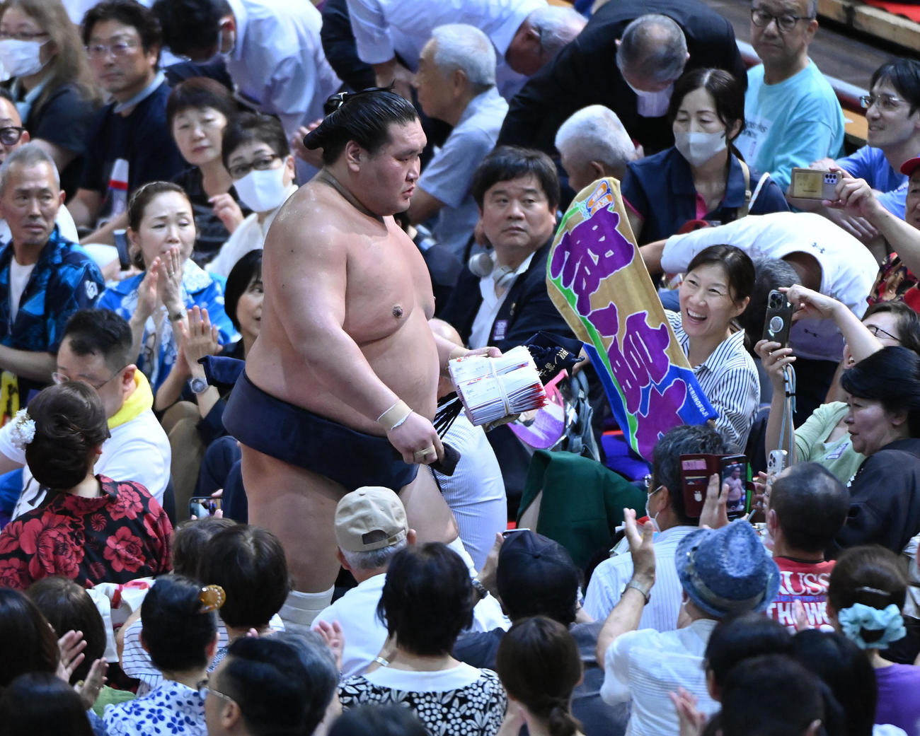 貴景勝に勝利し花道を引き揚げる照ノ富士（撮影・森本幸一）