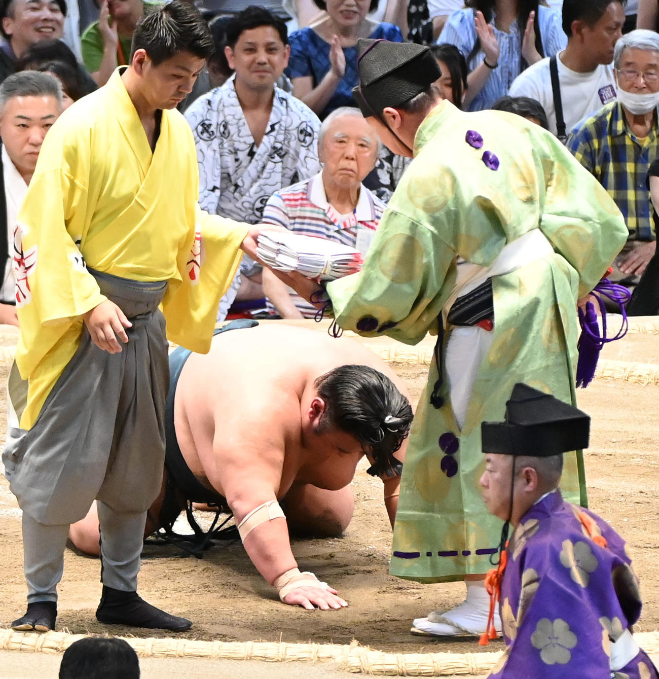 照ノ富士に敗れ土俵にひれ伏す貴景勝（左から2人目）（撮影・森本幸一）