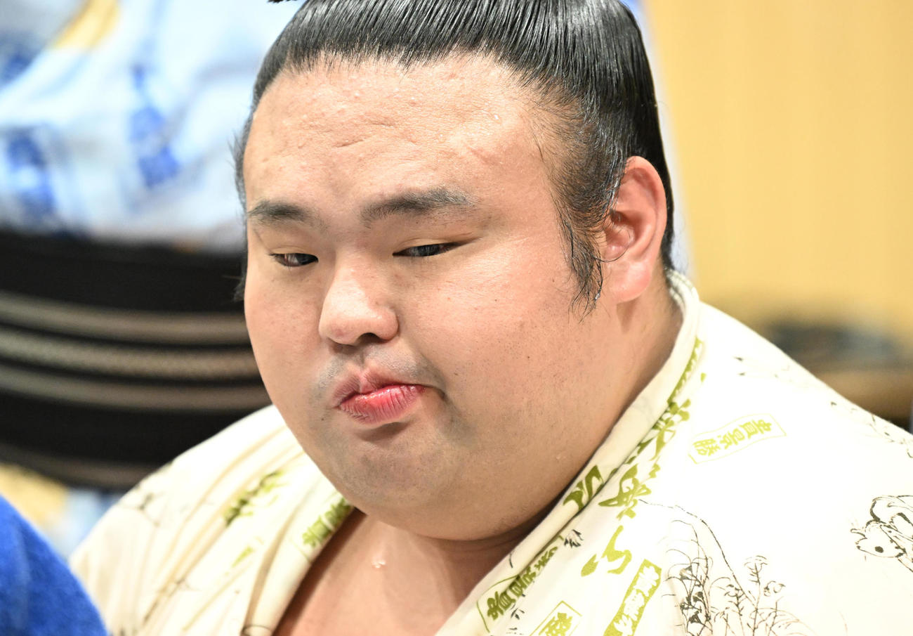 取り組み後、取材に応じる貴景勝（代表撮影）