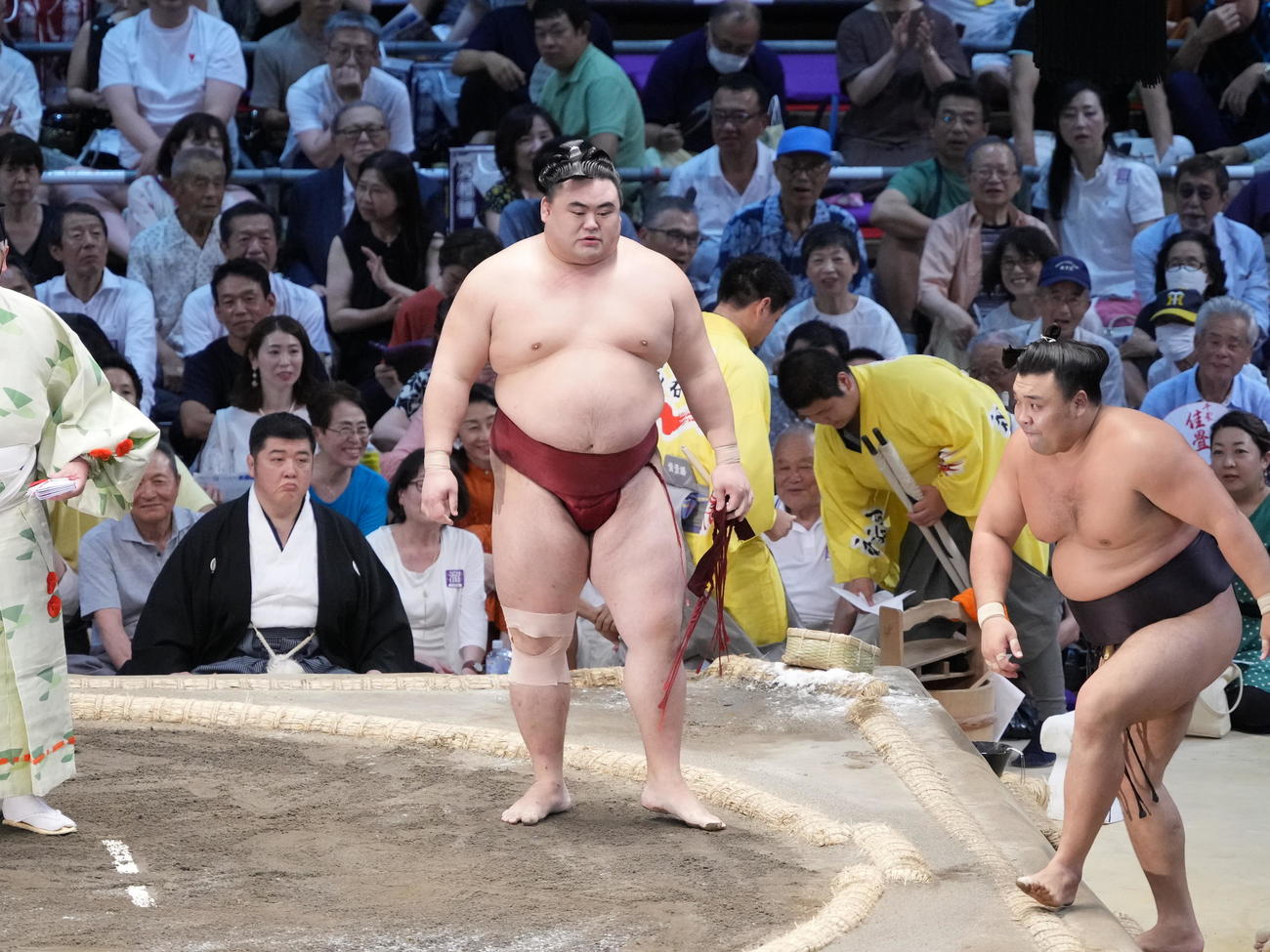 隆の勝は霧島（右）を押し出しで破り3敗を死守した（撮影・小沢裕）