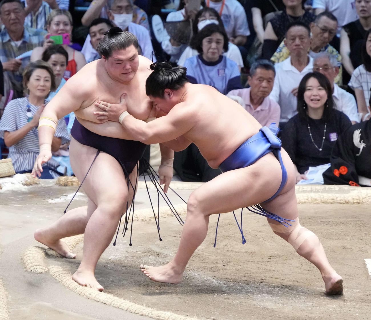 若隆景（右）は王鵬を押し出しで破る（撮影・小沢裕）