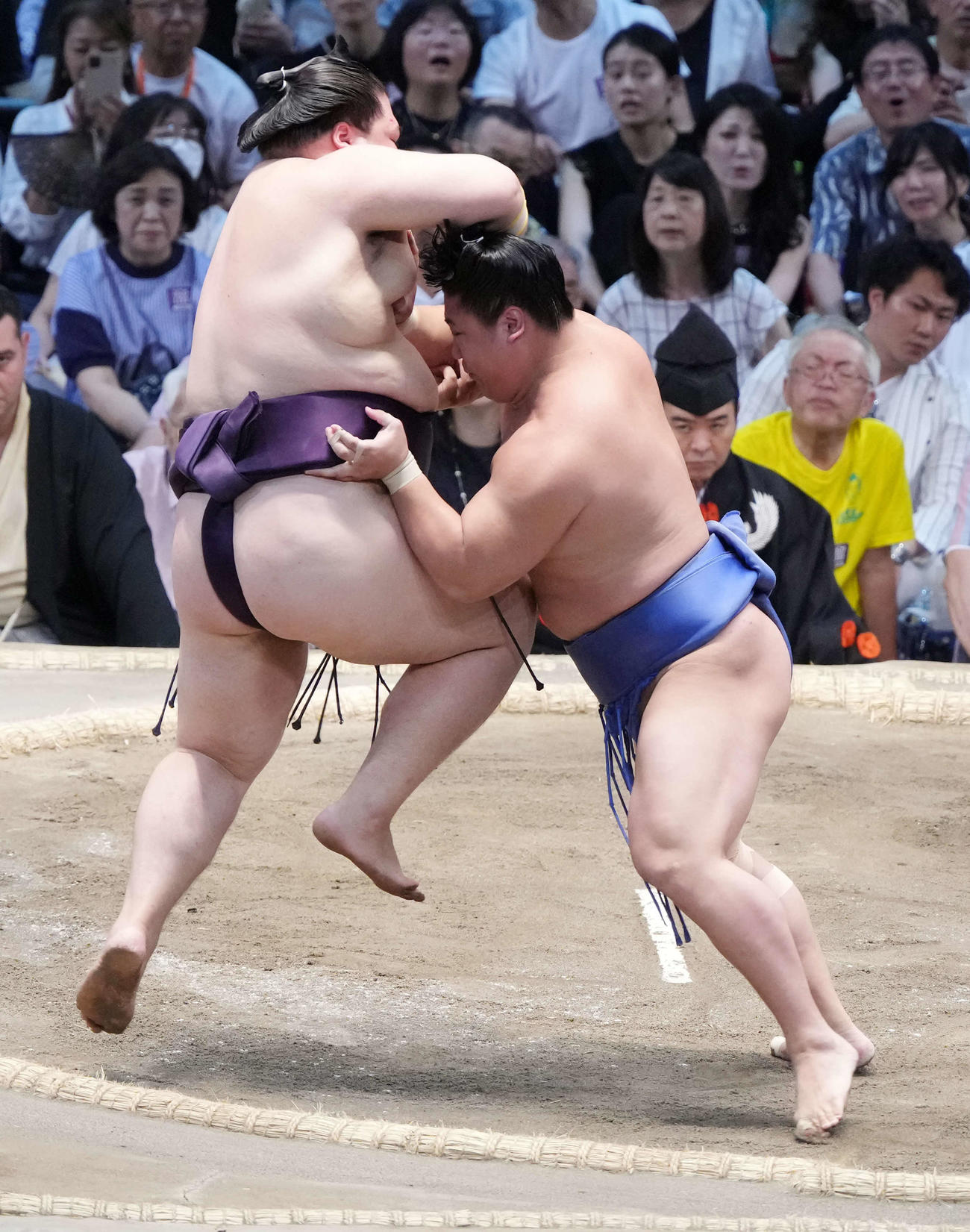 若隆景（右）は王鵬を押し出しで破る（撮影・小沢裕）