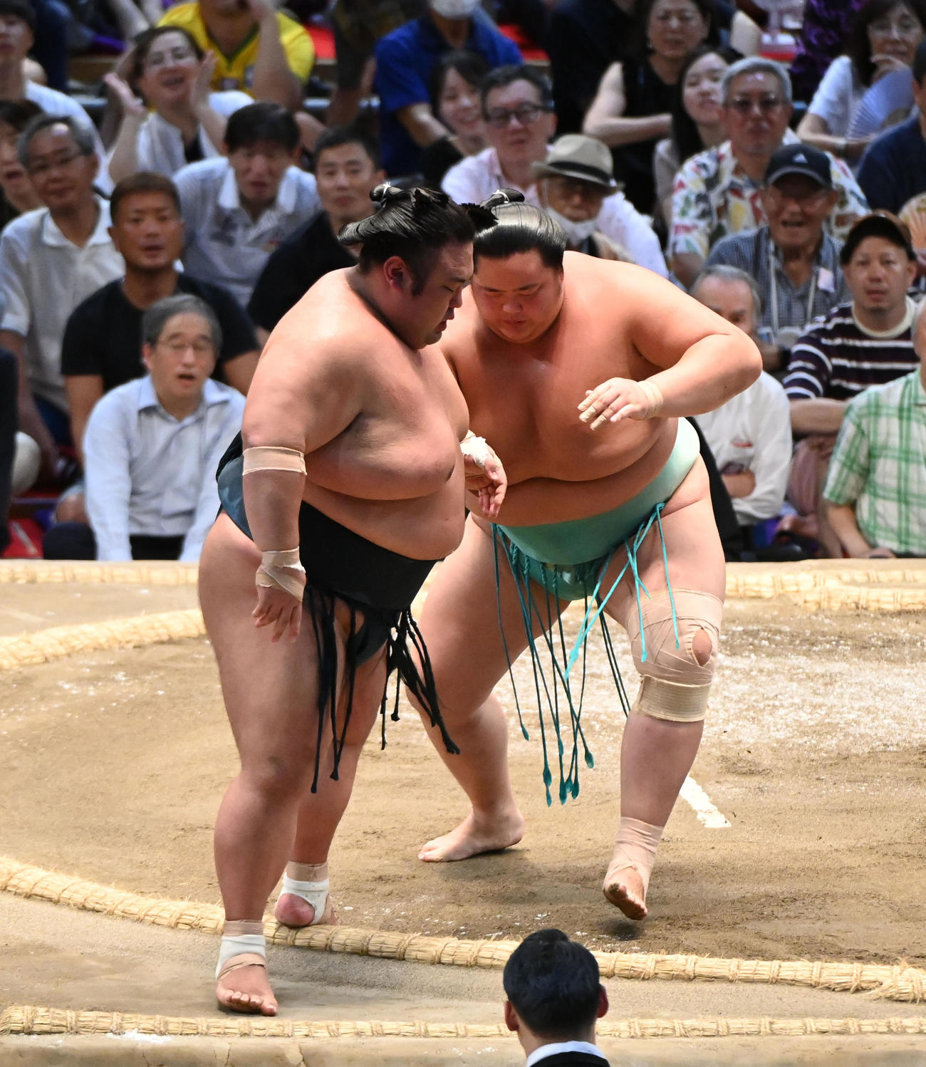 琴桜（右）が貴景勝を押し出しで破る（撮影・森本幸一）