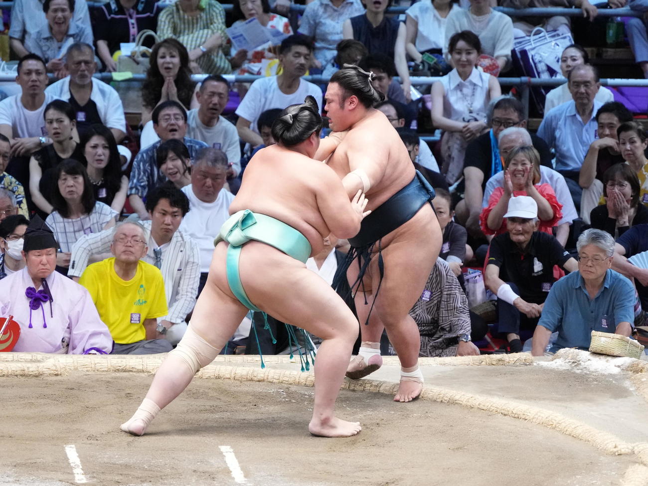 貴景勝（右）は琴桜に押し出しで敗れる（撮影・小沢裕）