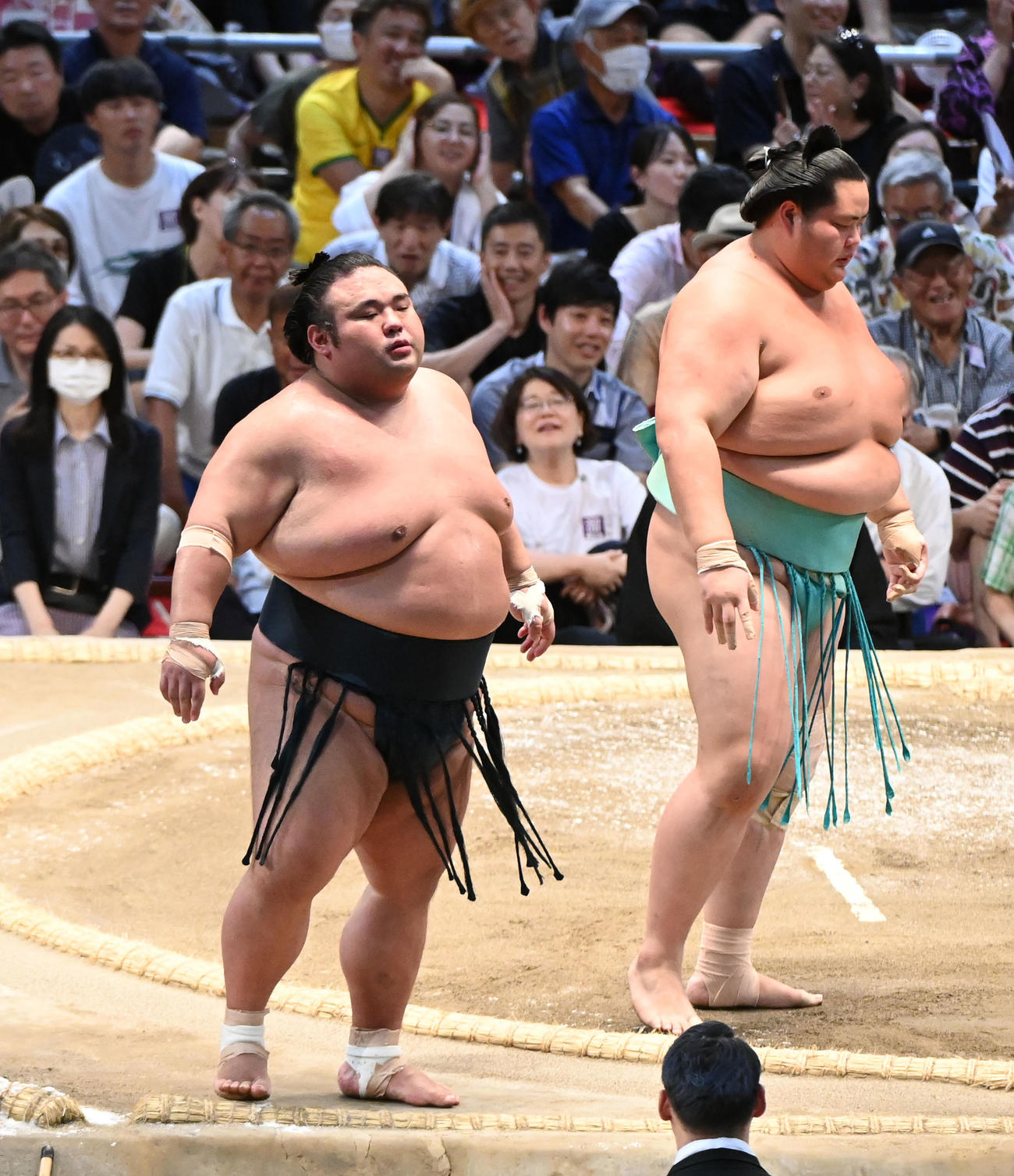 琴桜に敗れた貴景勝（左）（撮影・森本幸一）