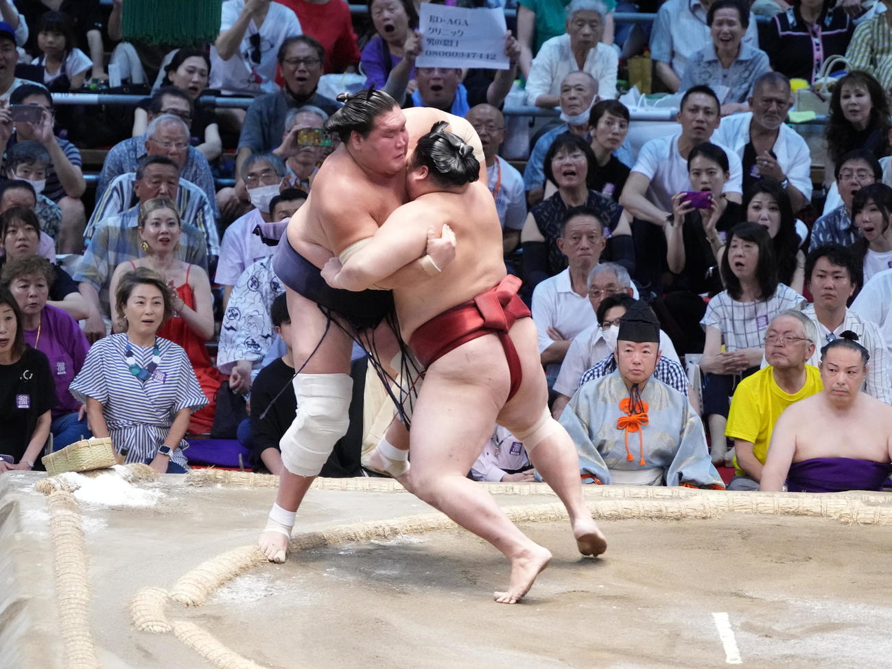 照ノ富士を立合いで一気に土俵際へ追い込む隆の勝（撮影・小沢裕）