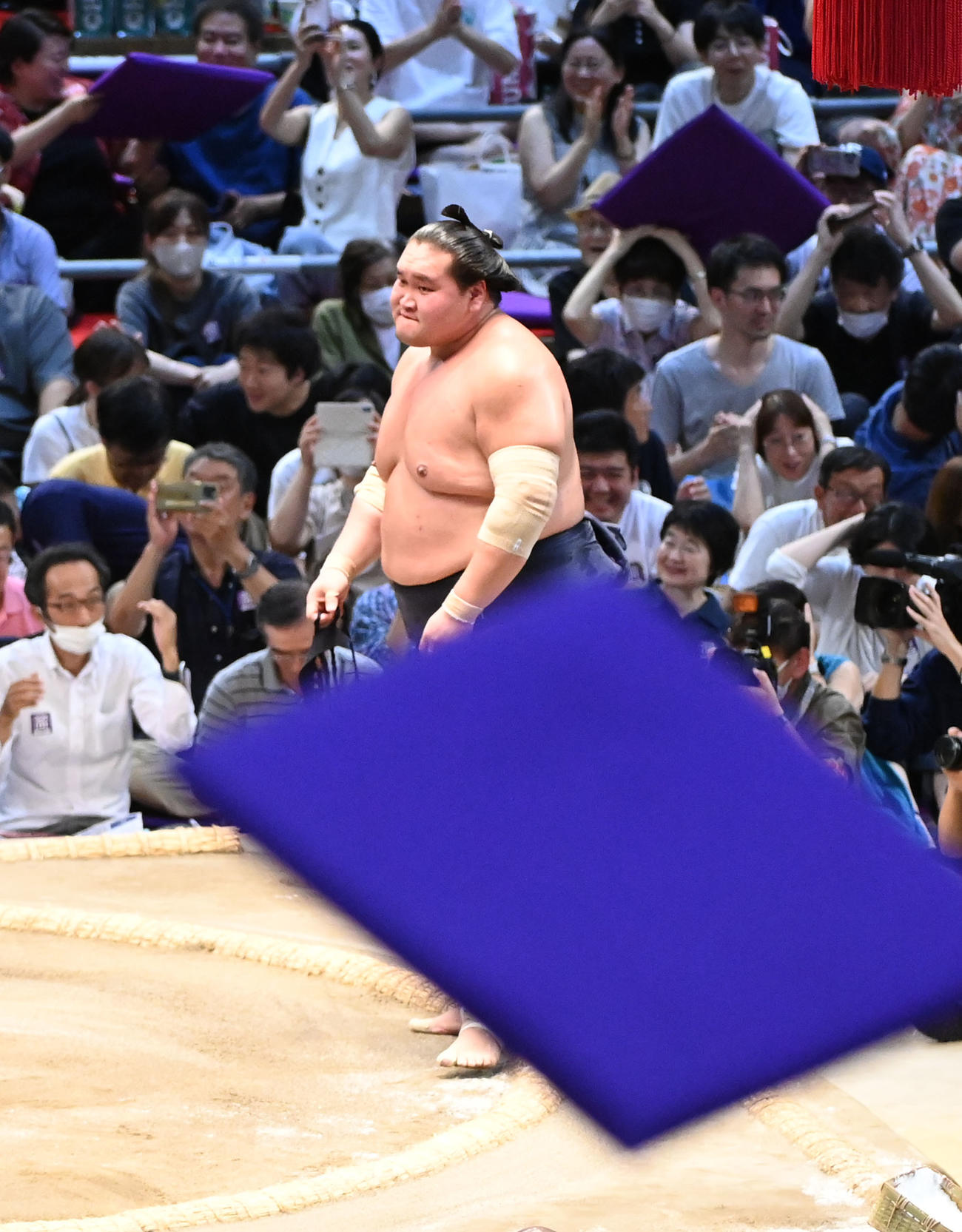 隆の勝に敗れ座布団が舞う中、悔しい表情を見せる照ノ富士（撮影・森本幸一）