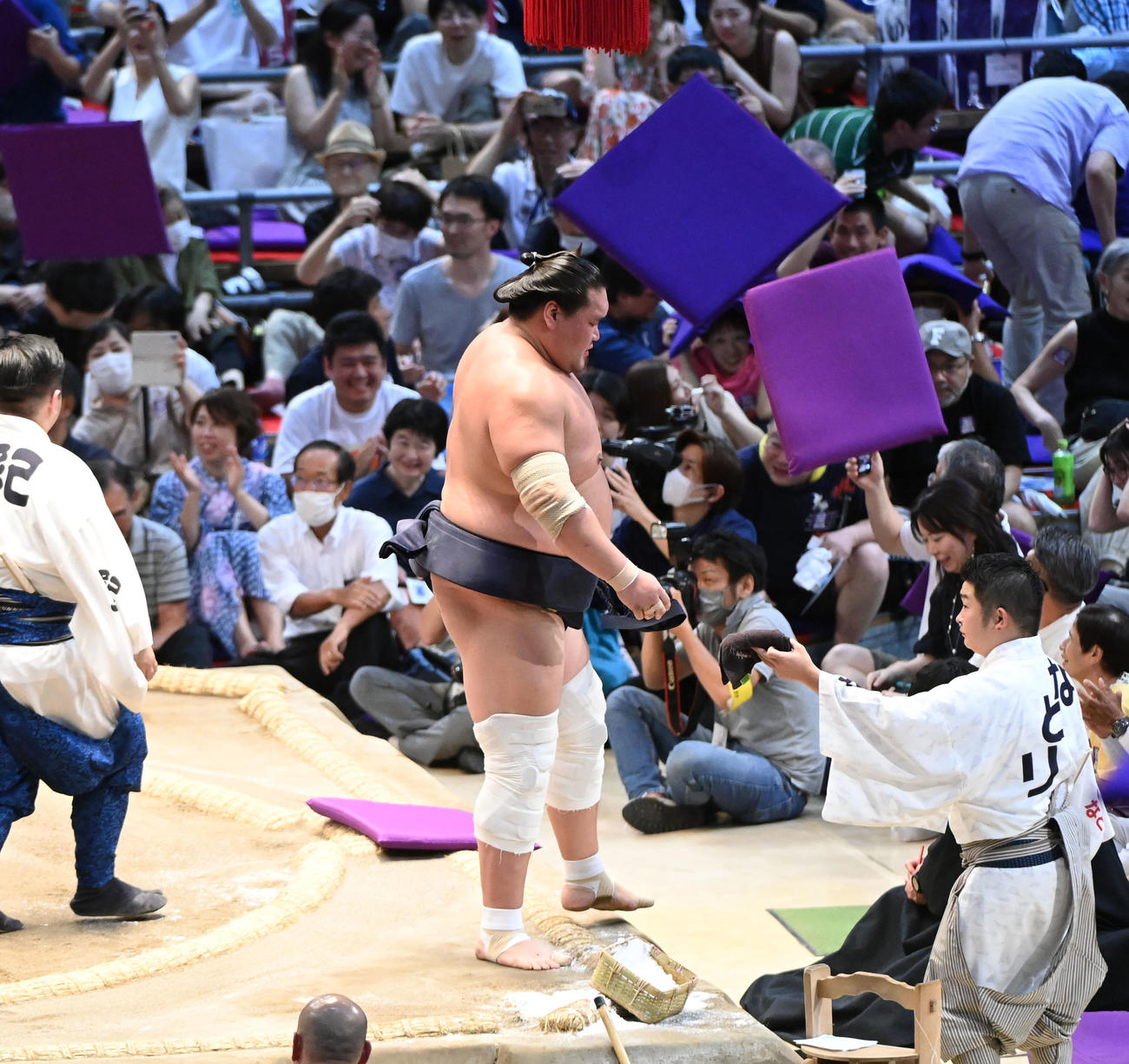 隆の勝に敗れ座布団が舞う中、土俵を降りる照ノ富士（撮影・森本幸一）