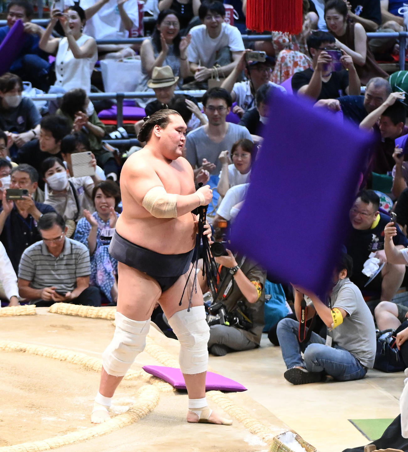 隆の勝に敗れ座布団が舞う中、土俵を降りる照ノ富士（撮影・森本幸一）