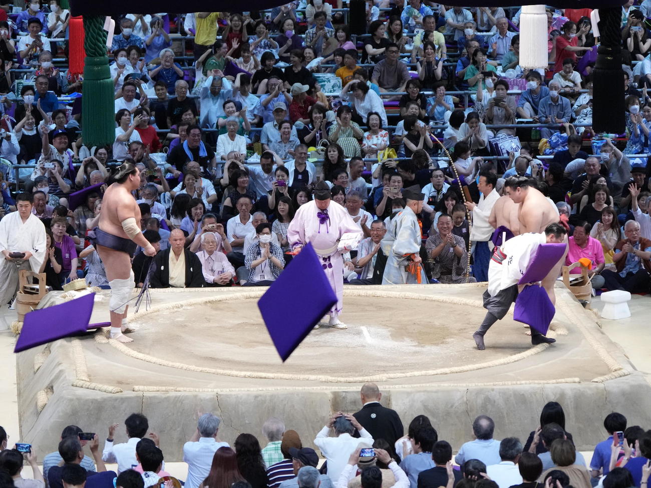 隆の勝（右）が照ノ富士の優勝に待ったをかける金星に館内を座布団が舞った（撮影・小沢裕）