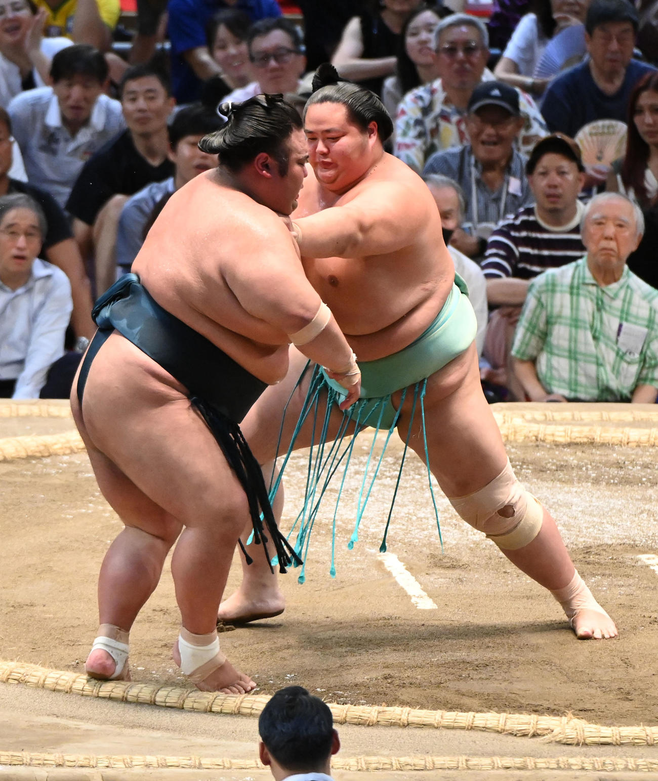 琴桜（右）が貴景勝を押し出しで破る（撮影・森本幸一）