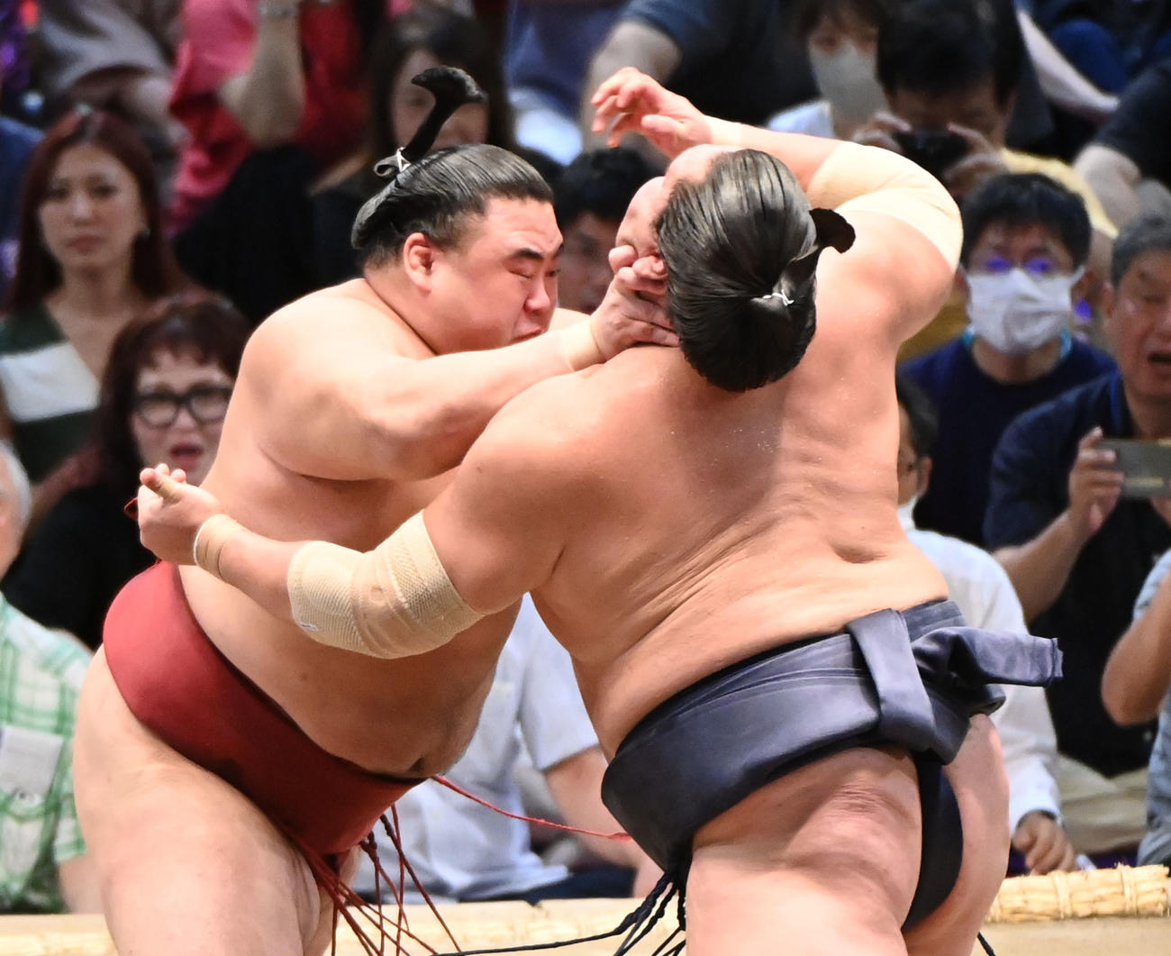 隆の勝（左）が照ノ富士を攻める（撮影・森本幸一）