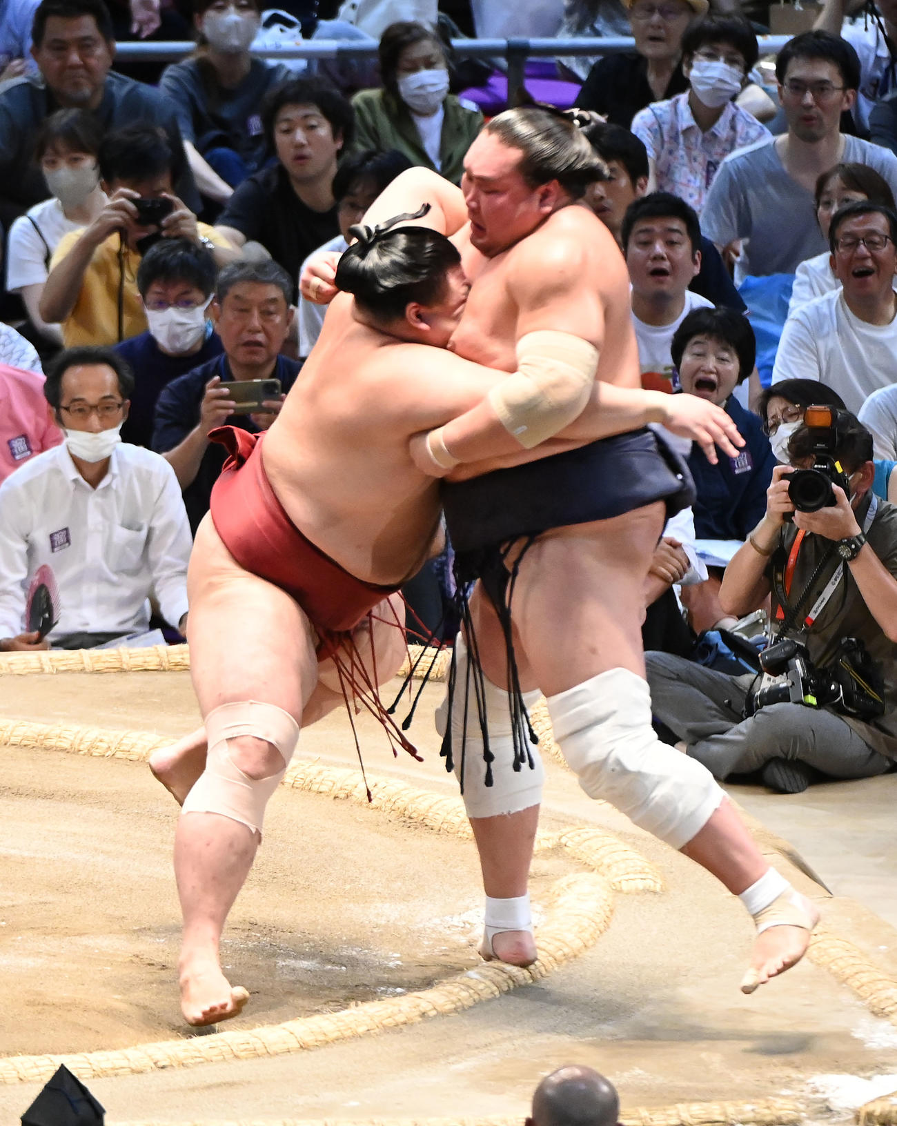 隆の勝（左）が照ノ富士を寄り切りで破る（撮影・森本幸一）