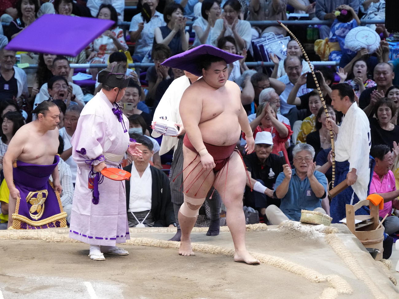 照ノ富士（左）を寄り切りで破る隆の勝（撮影・小沢裕）