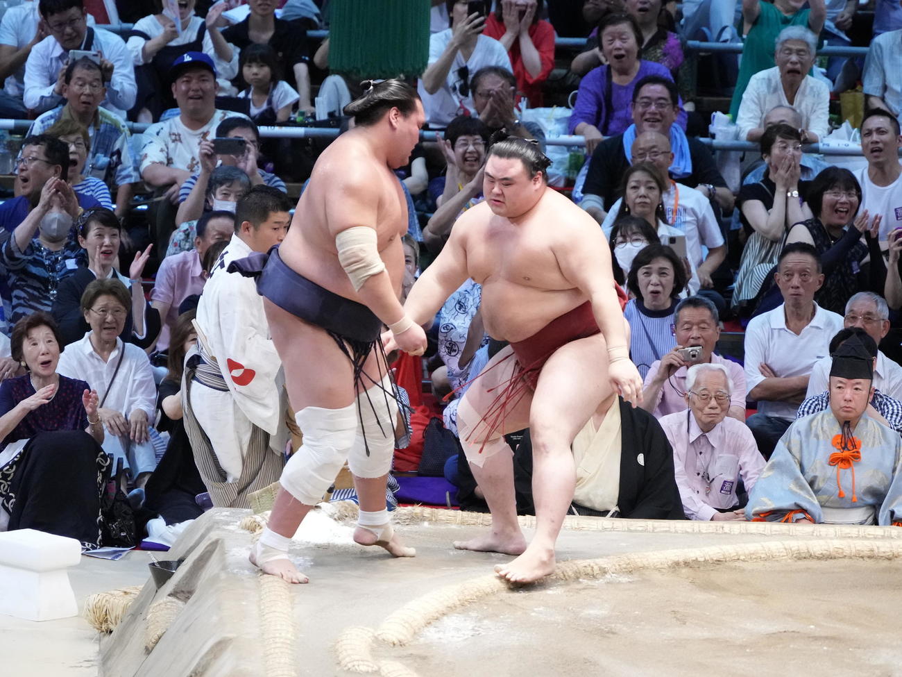 隆の勝（右）は寄り切りで照ノ富士を破る（撮影・小沢裕）