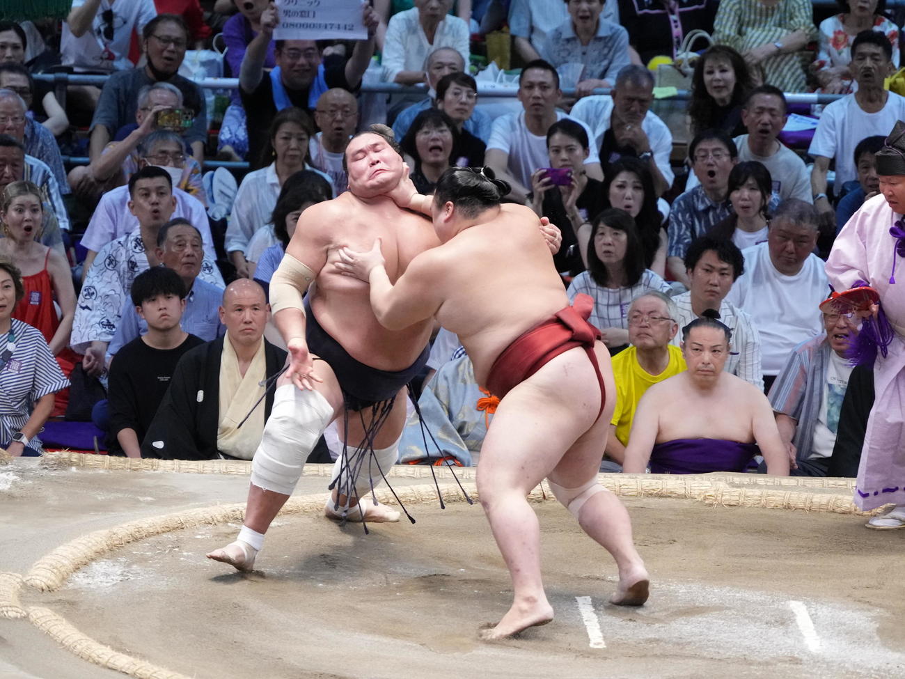 照ノ富士（左）をのど輪で攻める隆の勝（撮影・小沢裕）