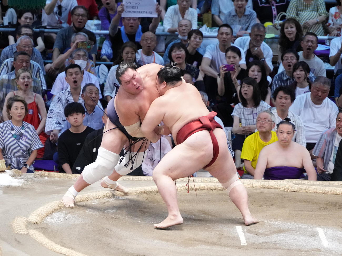 照ノ富士（左）を土俵際へ攻め込む隆の勝（撮影・小沢裕）