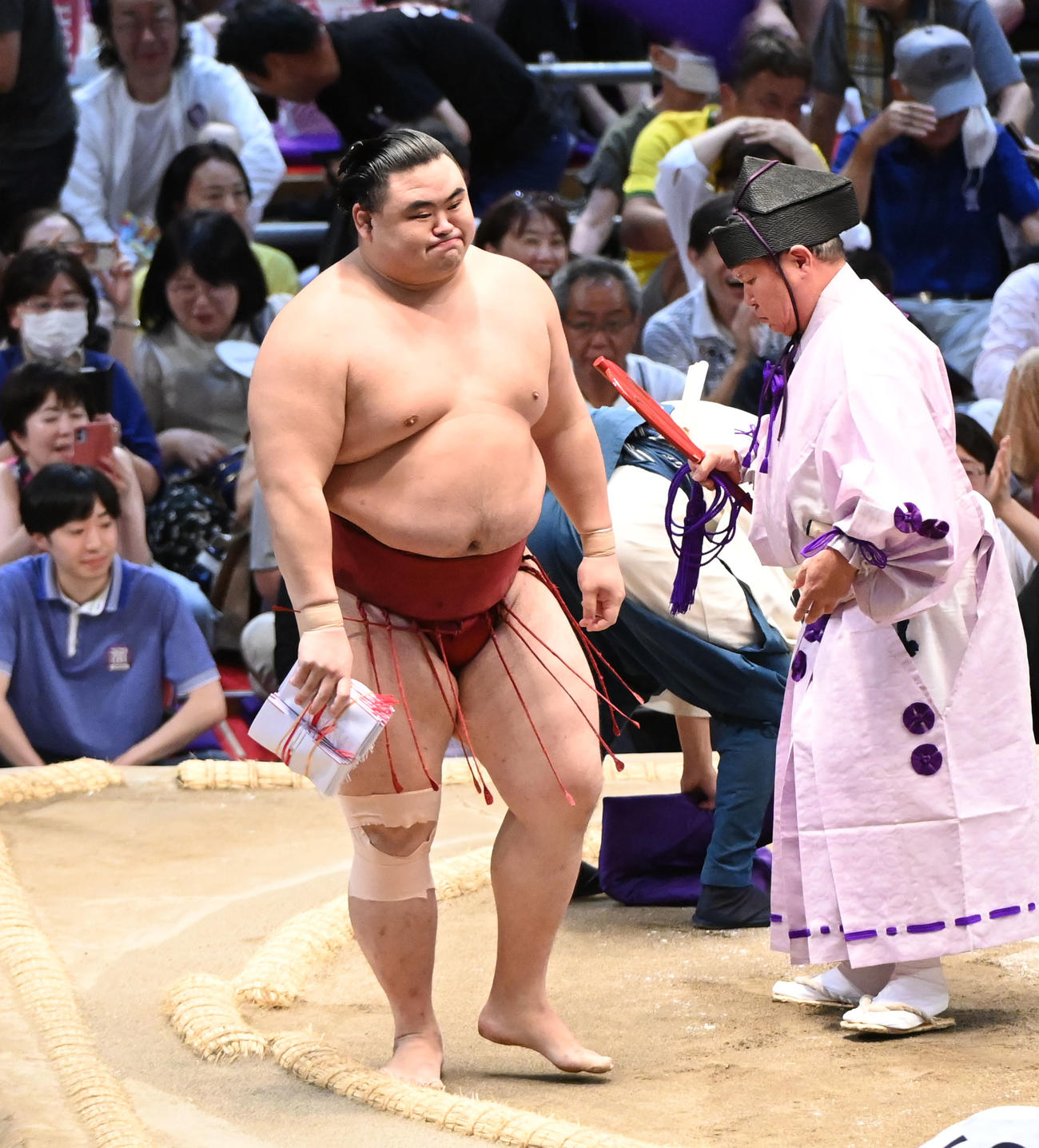 照ノ富士に勝利し懸賞を手にする隆の勝（撮影・森本幸一）