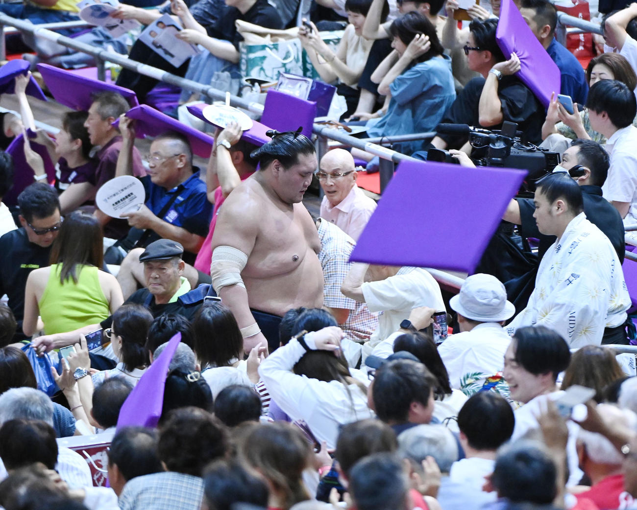 隆の勝に敗れ花道を引き揚げる照ノ富士（撮影・森本幸一）