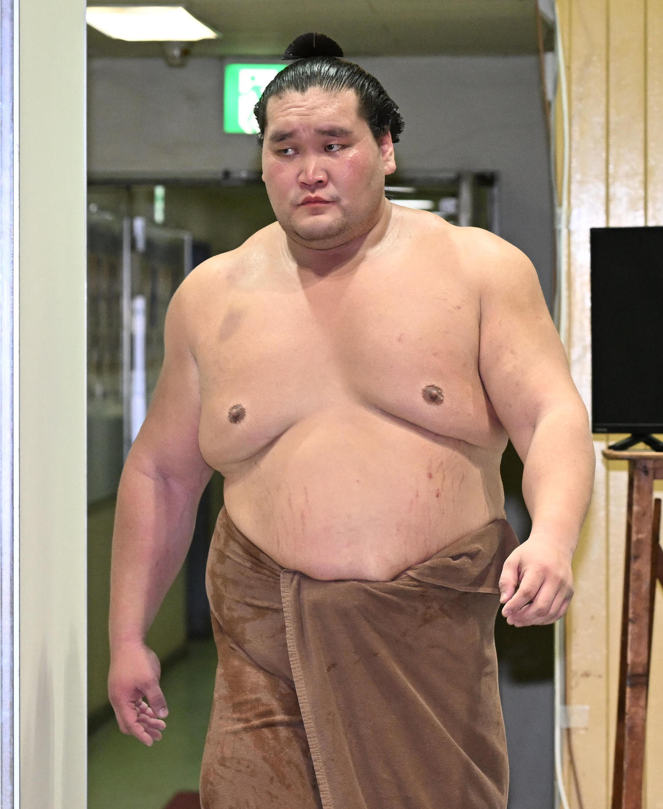支度部屋に戻る照ノ富士（代表撮影）