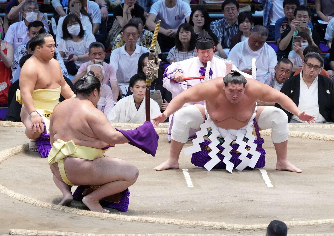 横綱土俵入りに臨む照ノ富士。左から露払いの翠富士、太刀持ちの熱海富士、立行司の木村庄之助（撮影・小沢裕）