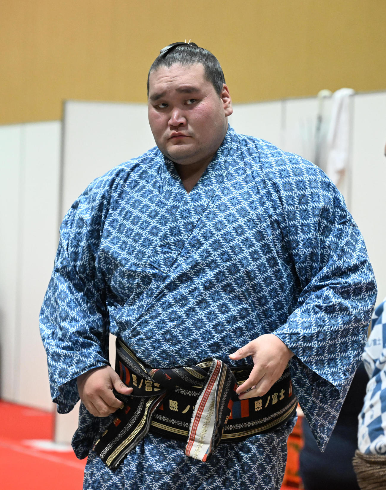 支度部屋を後にする照ノ富士（代表撮影）